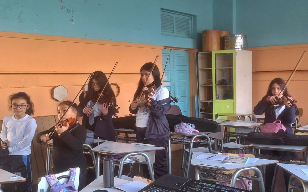 Instrumentos de cuerda acercan el arte a las niñeces del cerro Cordillera