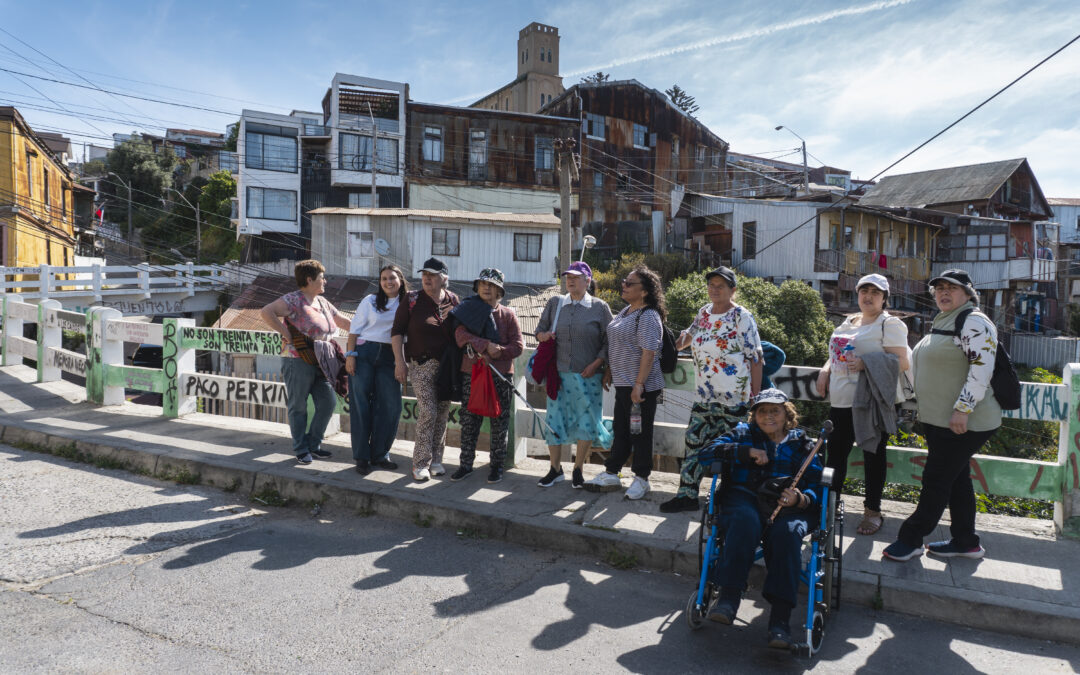 Mujeres del cerro Cordillera reconstruyen memoria a través de la fotografía