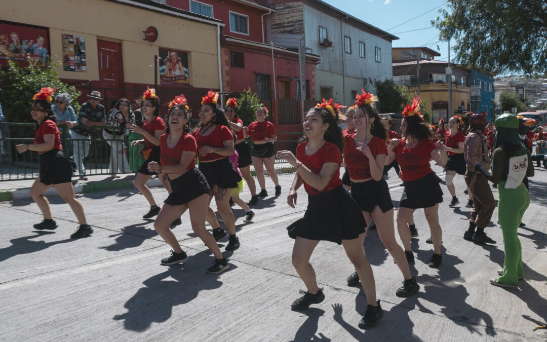 Ciclo de carnavales autogestionados dan vida a los cerros de Valparaíso cada primavera